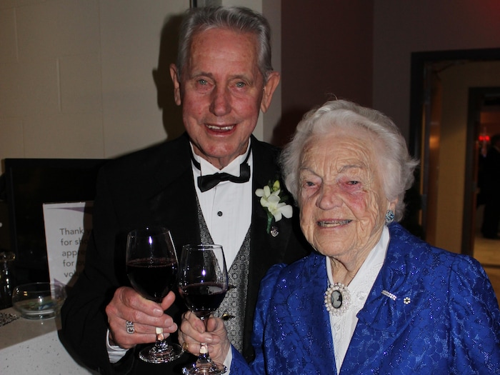 Gord Krantz et Hazel McCallion a un bal, verre à la main.