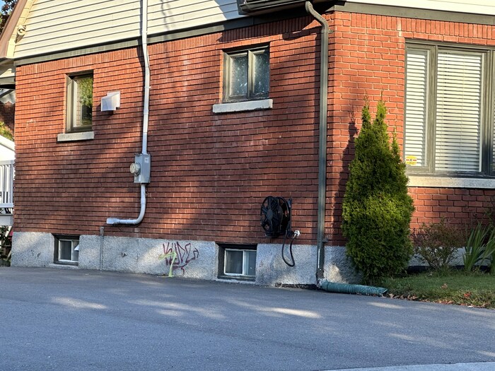 Un graffiti sur la fondation d'une maison. 