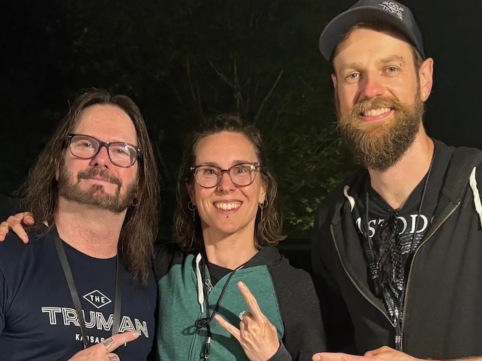 Guillaume Parent, Émilie Harvey et Gary Holt.