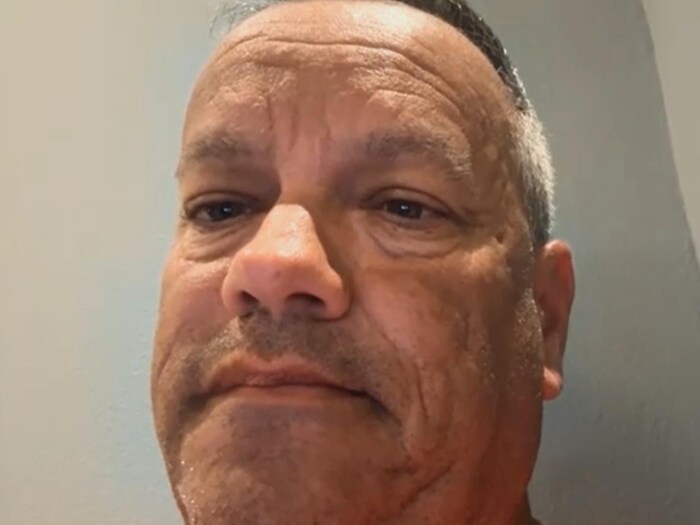 Le visage d'un homme qui apparaît par visioconférence.