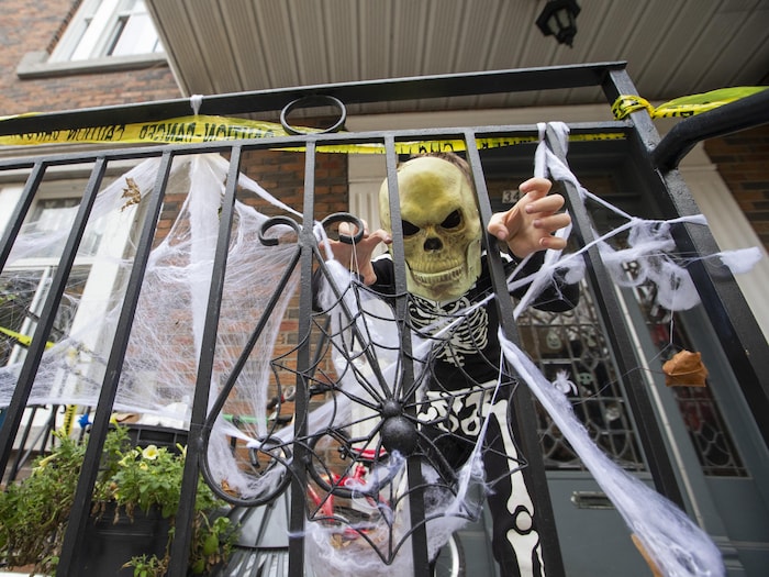Victor Bégin, 5 ans de Montréal, est en train d’essayer son costume en préparation de l’Halloween.