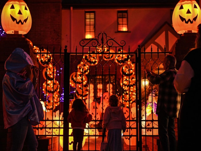 Une résidence est décorée pour la fête de l’Halloween à Burbank, en Californie, le 30 octobre 2021.