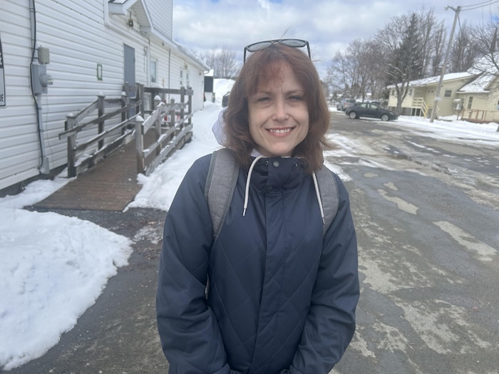 Une femme sourit.