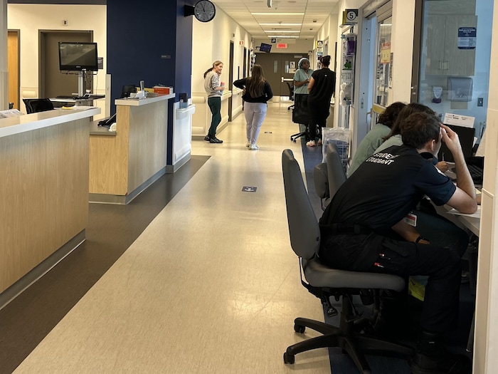 Des professionnels de la santé dans le couloir des soins intensifs de l'Hôpital Royal Victoria du Centre universitaire de santé McGill (CUSM) à Montréal.
