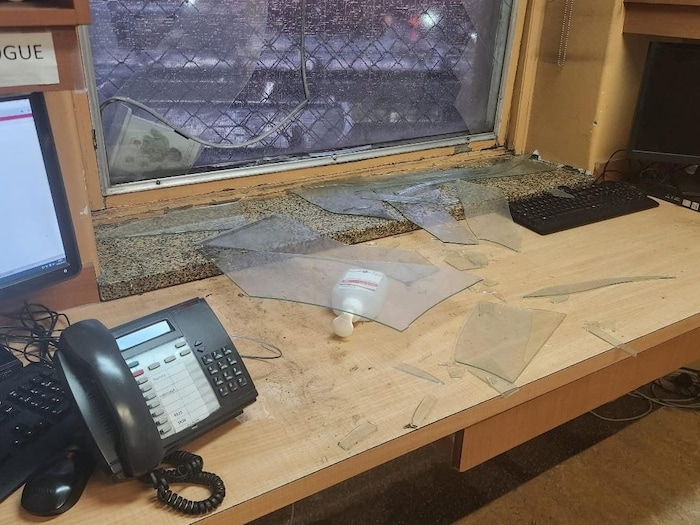 Une vitrine cassée sur un bureau.