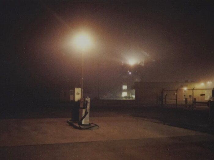 Station essence dans la nuit.