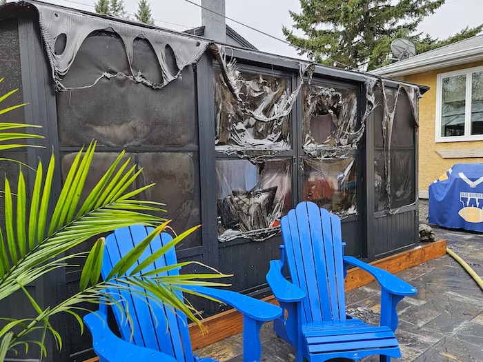Un abri de jardin a partiellement fondu sous l'effet de la chaleur causée par un incendie violent sur la rue Archibald, à Winnipeg, le 13 octobre 2026.