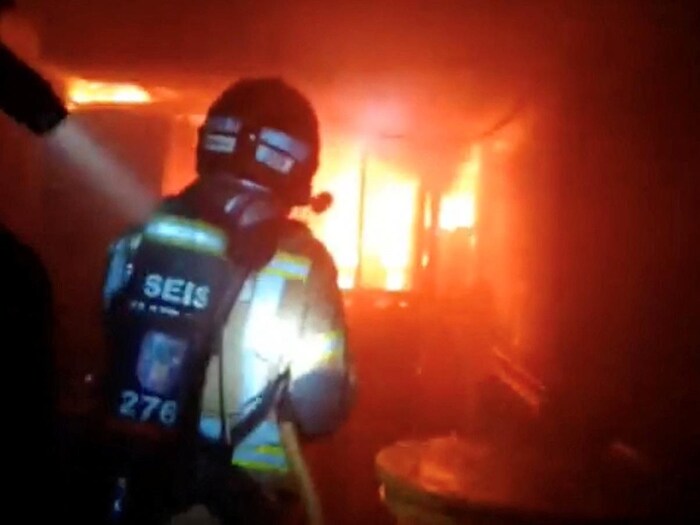 Des pompiers s'efforcent de maîtriser les flammes à l'intérieur de la boîte de nuit à Murcie.