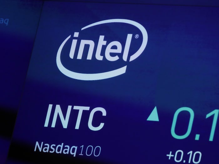 Le symbole d'Intel apparaît à l'écran à la bourse NASDAQ.