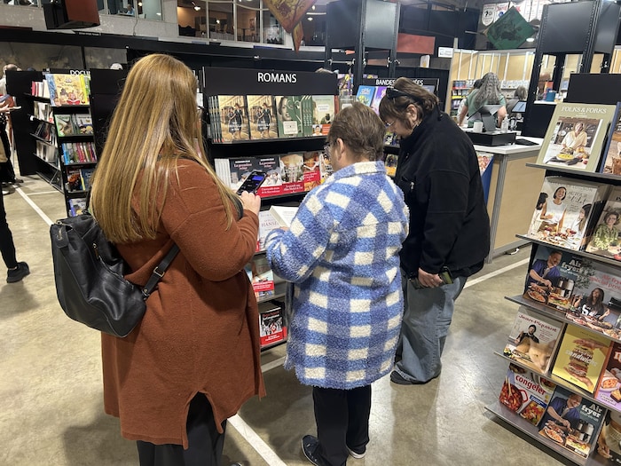 Des gens devant des livres.