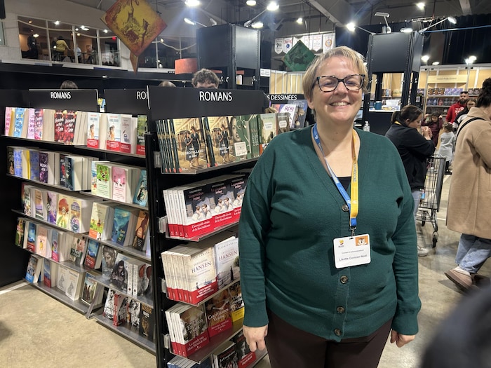Une femme devant des livres.