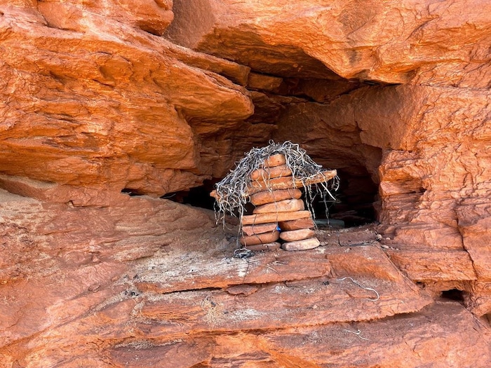 El inukshuk en la imagen hecho con rocas de sedimentarias rojas fue visto en la playa de Thunder Cove, en la Isla del Príncipe Eduardo. 