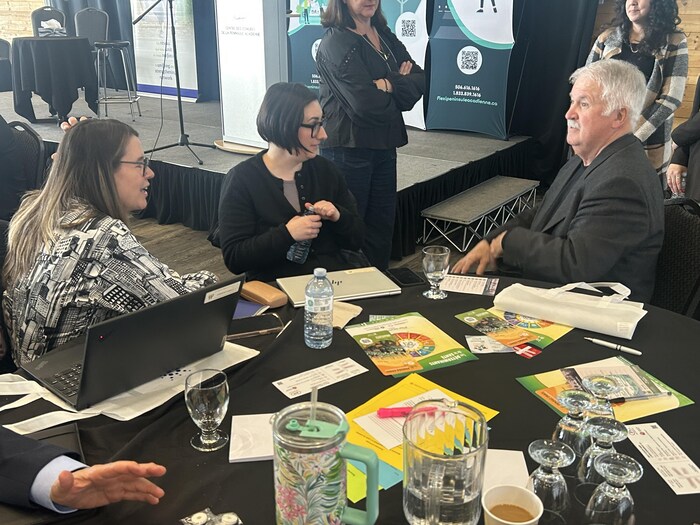 Lise Savoie, Marie-Pier Rivest et Léo-Paul Pinet discutent autour d'une table.
