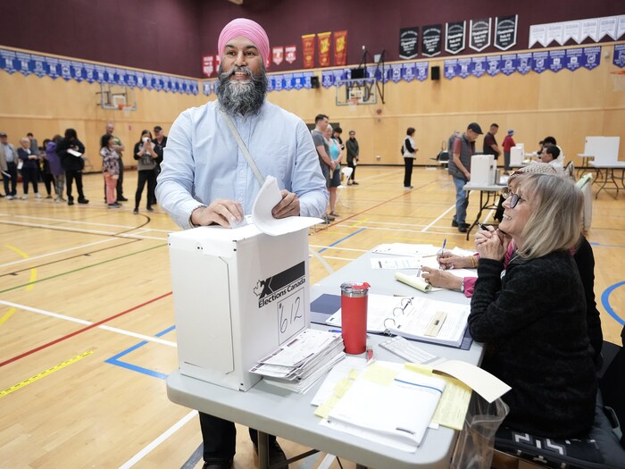 Le chef du NPD, Jagmeet Singh, vote dans un gymnase.