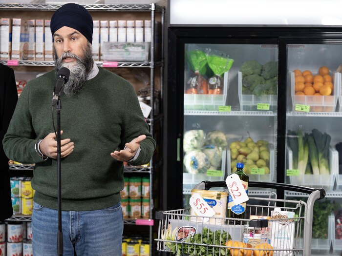 Le chef du NPD, Jagmeet Singh, lors d'un point de presse dans une cuisine communautaire.