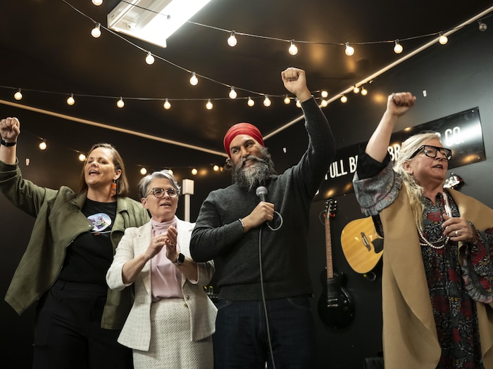 Jagmeet Singh et trois femmes le poing en l'air