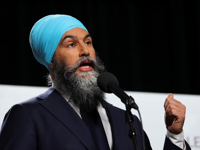 Jagmeet Singh répond aux questions au micro.