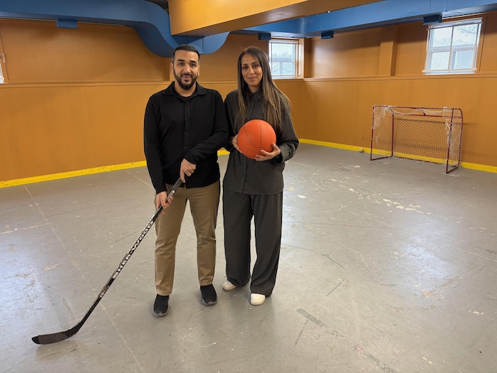 Kamel Fekiri et Chérifa Bachiri posent dans le gymnase du futur lycée français de Winnipeg, le 9 février 2026.