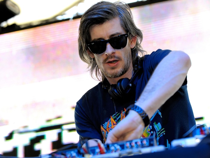 Un homme mixe aux platines.