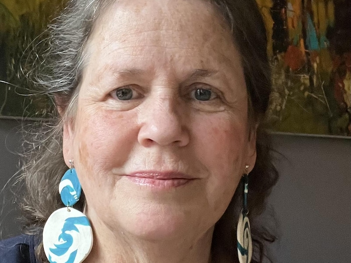 Portrait de Kelly Mackenzie, la directrice exécutive de Silent Voice Canada.
