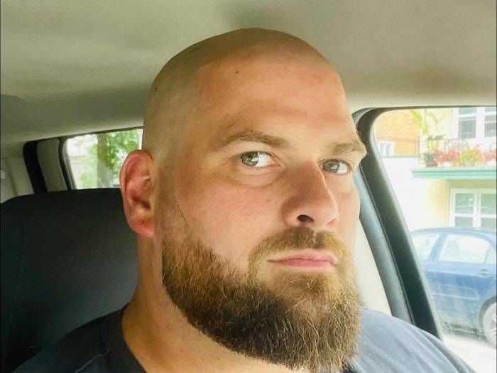 Kevin Grenier dans une voiture.