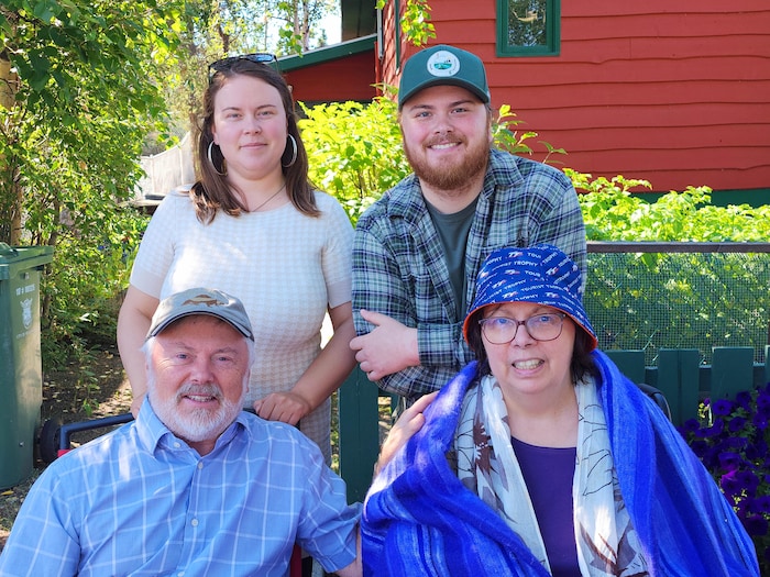 Un portrait de Kevin O'Reilly, Suzette Montreuil, et leurs enfants Amber et René.