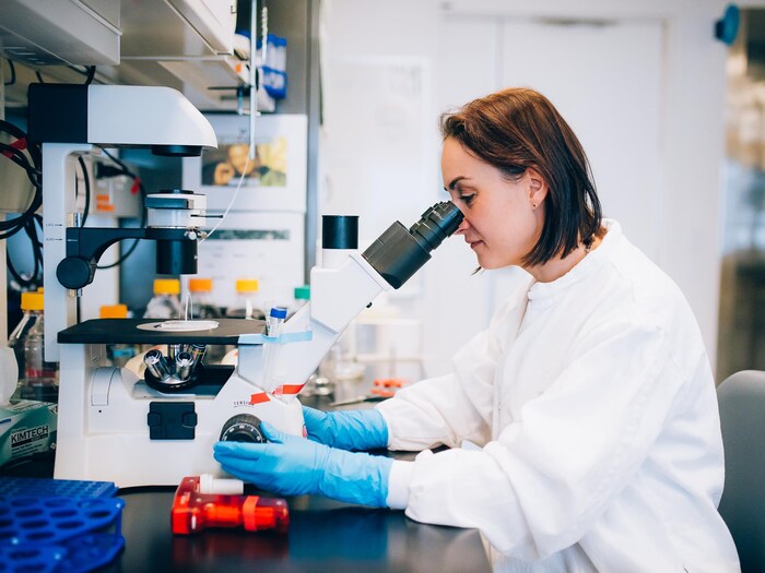 Une chercheuse travaille dans un laboratoire.