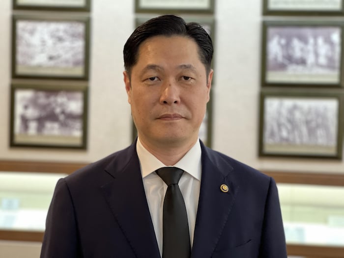 Lee Hee-Wan poses in a museum.