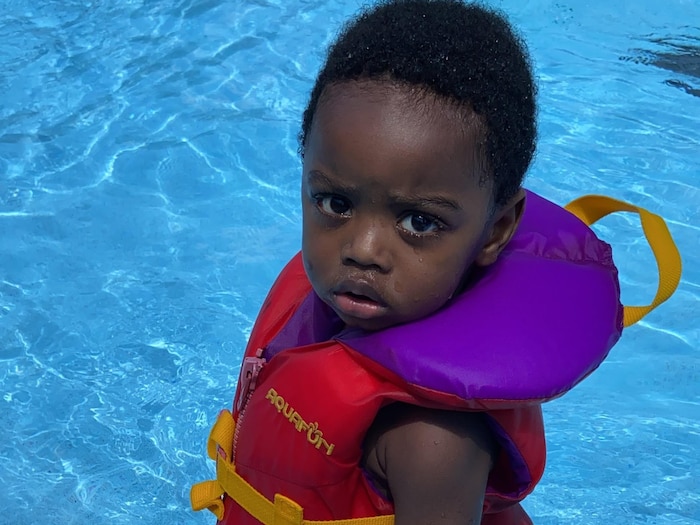 Un petit garçon dans la piscine. 