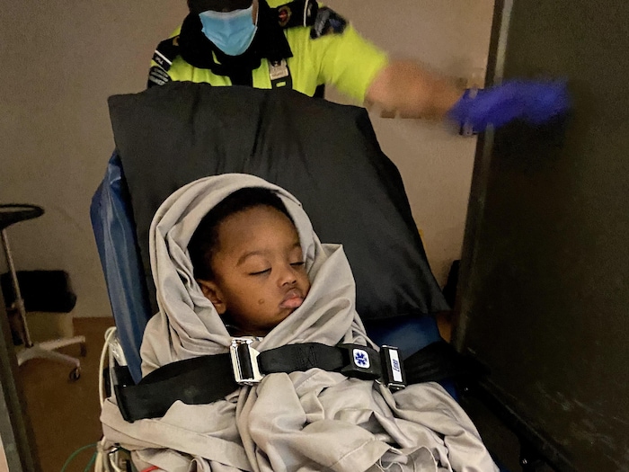 Un petit garçon dans une ambulance.