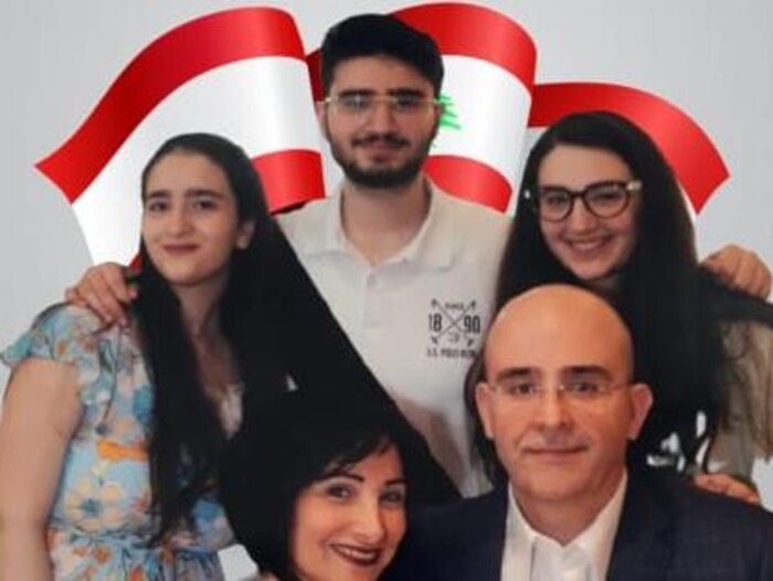 Portrait de famille de Raghda Mikati avec son mari et ses enfants.