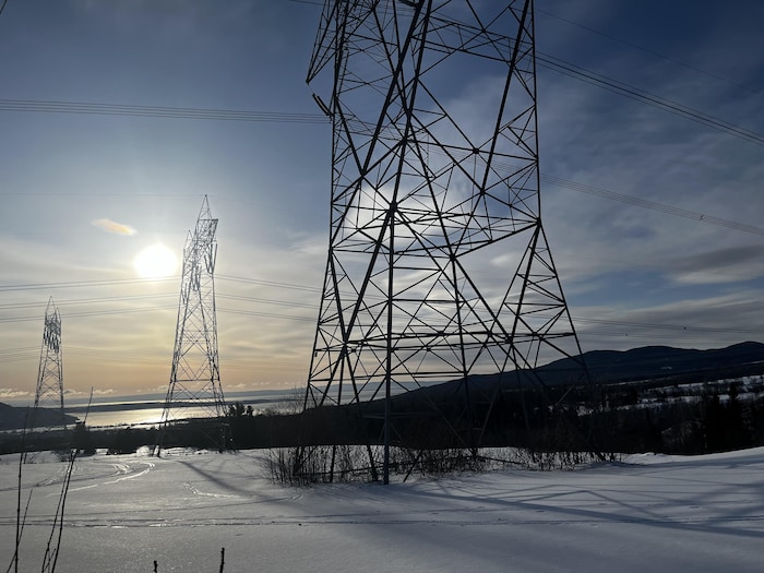 Des pylônes de lignes à haute tension en hiver.