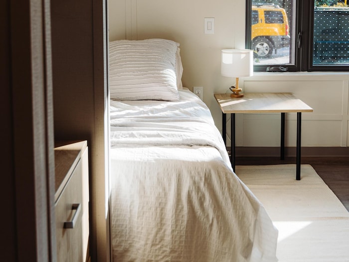 Une chambre à la maison Dunn de Toronto, un site de logements supervisés pour les personnes en situation d'itinérance et ayant des besoins de santé complexes.