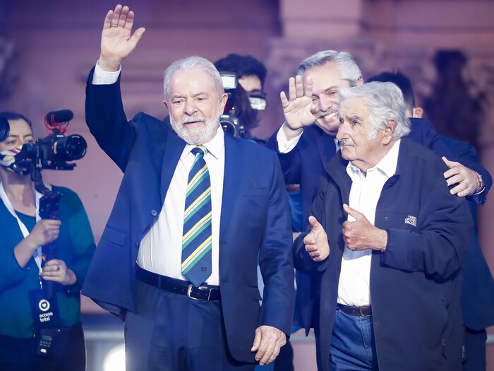 Trois hommes en veston.