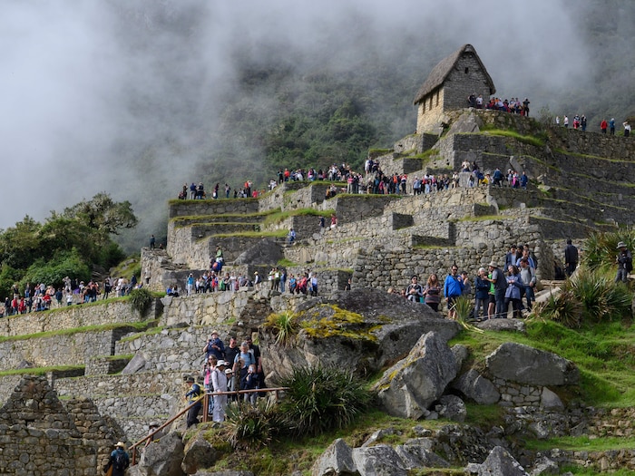 Des visiteurs se pressent sur le site de la forteresse inca.