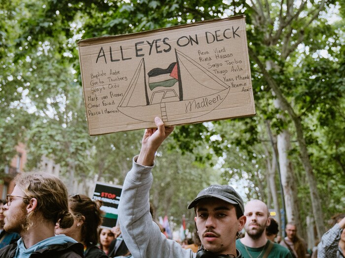 L'affiche porte la mention « Tous les yeux sur le pont » en anglais.