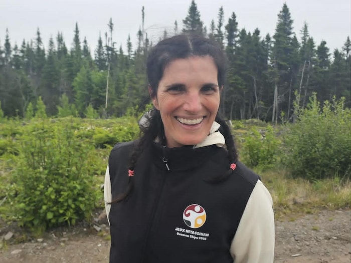 Magalie Lapointe, souriante, dans les bois.