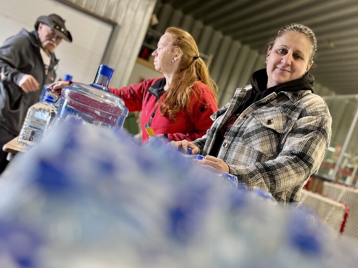 Josée Ouellet dans un aréna lors d'une distribution de bouteilles d'eau potable.