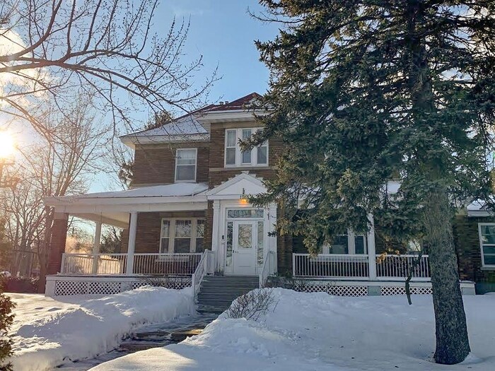 La façade extérieure de la Maison Carpe Diem, en hiver