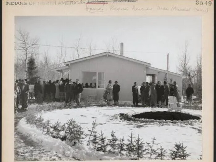 Des gens sont photographiés devant une maison neuve durant l'hiver, à Hodgson, en 1960. 