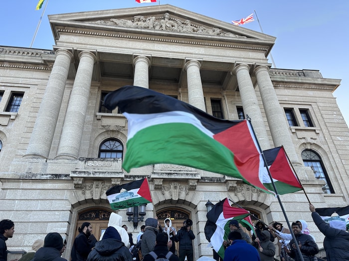 Des manifestants pro-Palestine devant le Palais législatif de la Saskatchewan, le 20 novembre 2023.