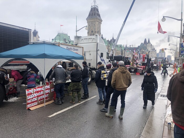 Des manifestants devant le parlement à Ottawa.