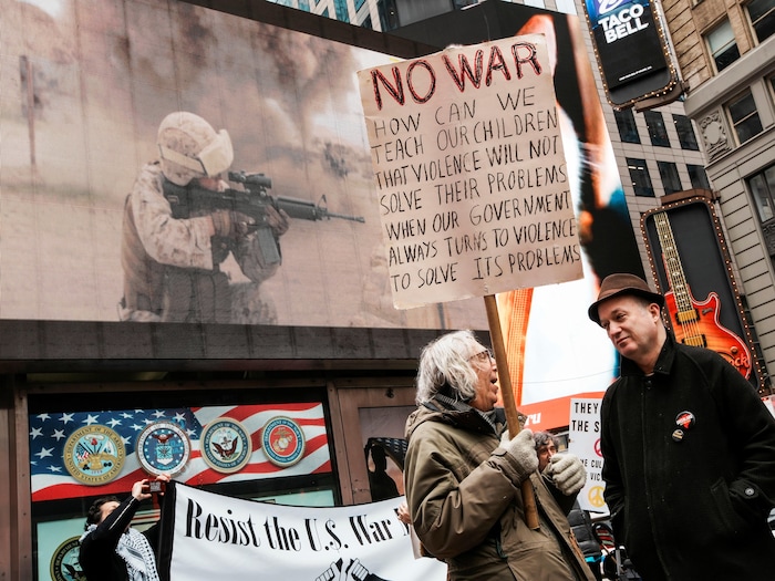Des gens manifestent pour la paix à Times Square.