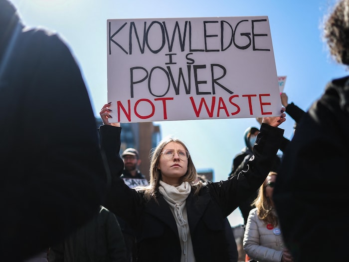 Une manifestante prend part à l'une des marches de Stand Up For Science, organisée à New York.
