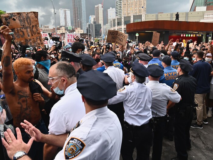 Des policiers tentent de contenir des manifestants à Brooklyn.