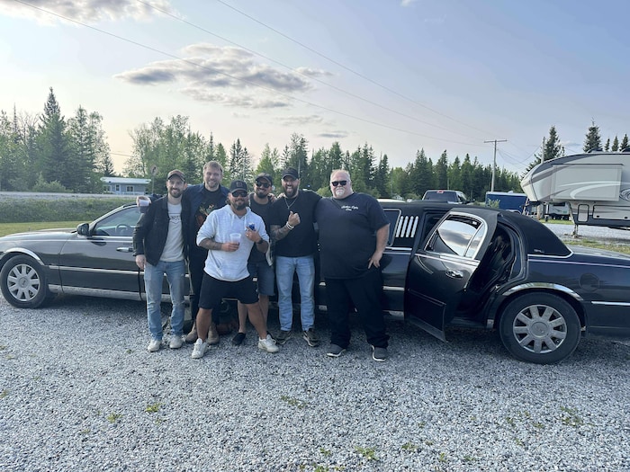 Le groupe devant la limousine loué par Marc Bergeron 