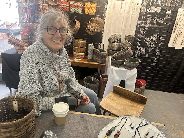 Une femme devant des bijoux.