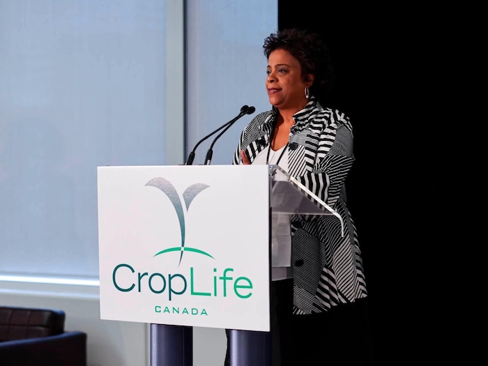 La ministre parle au pupitre de CropLife.