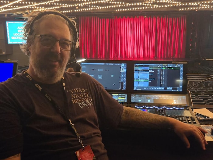 Martin Dostie devant sa console. 