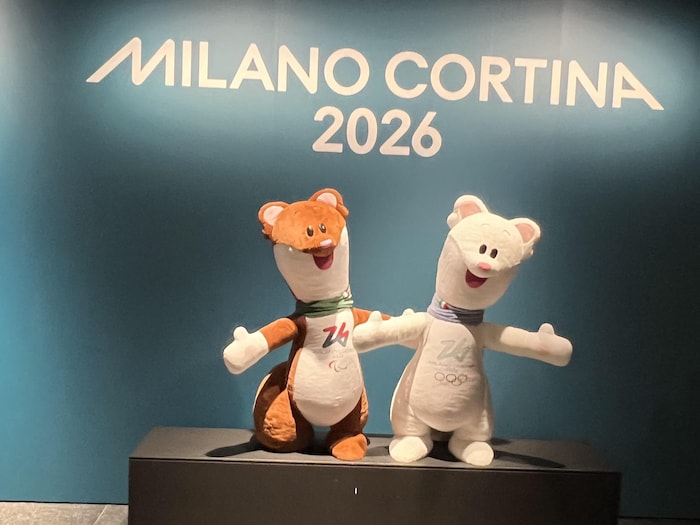 Deux mascottes des Jeux olympiques de Milan-Cortina sont exposées dans un musée. 